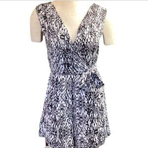 EMMA & MICHELE V Neck Side Tie Romper with Pockets Sz S #141L